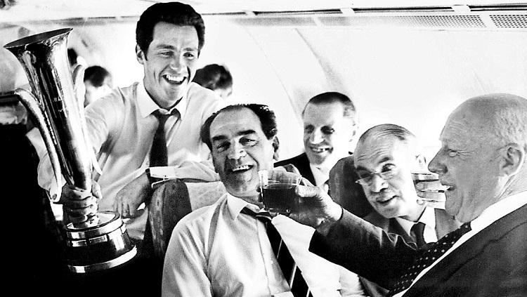 Pemain dan pelatih Newcastle United merayakan gelar juara Piala Fairs usai mengalahkan Ujpesti Dozsa di final, 11 Juni 1969.