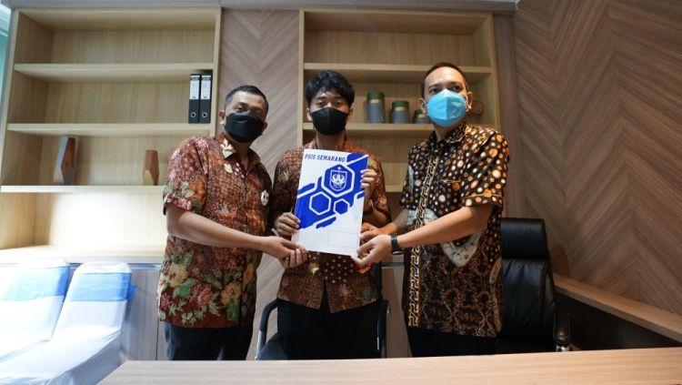 CEO PSIS, Yoyok Sukawi (kanan) bersama pemilik Wahyu Agung Grup, Junianto (kiri) dan putra kedua Junianto (tengah) usai melakukan penandatanganan terkait saham PSIS.