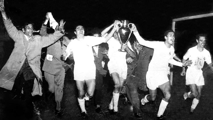 Ekspresi bahagia segenap elemen Real Madrid saat menjuarai Liga Champions edisi perdana usai mengalahkan Stade de Reims di final, 13 Juni 1956. - INDOSPORT