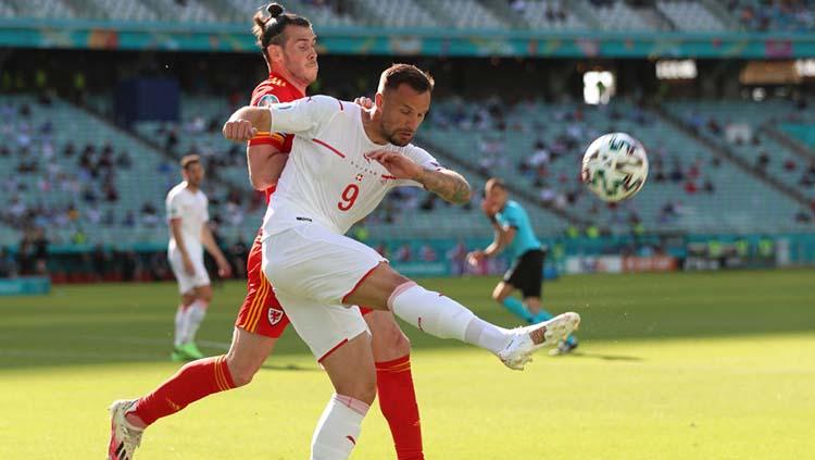 Aksi Gareth Bale di laga Wales vs Swiss dalam laga Grup A Euro 2020. Copyright: Tolga Bozoglu - Pool/Getty Images