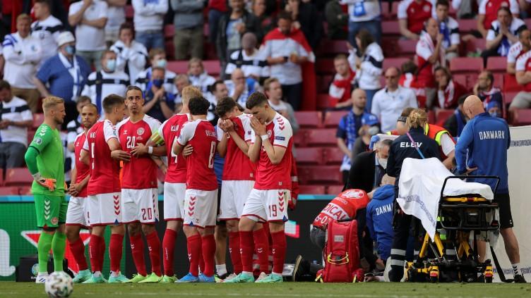 Cristian Eriksen tengah mendapat perawatan usai kolaps dalam laga Denmark vs Finlandia