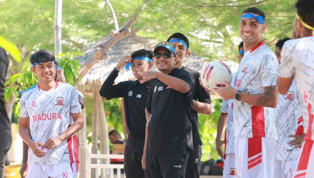 Rahmad Darmawan saat membawa skuat MU mengunjungi kawasan wisata pantai di Gili Genting.