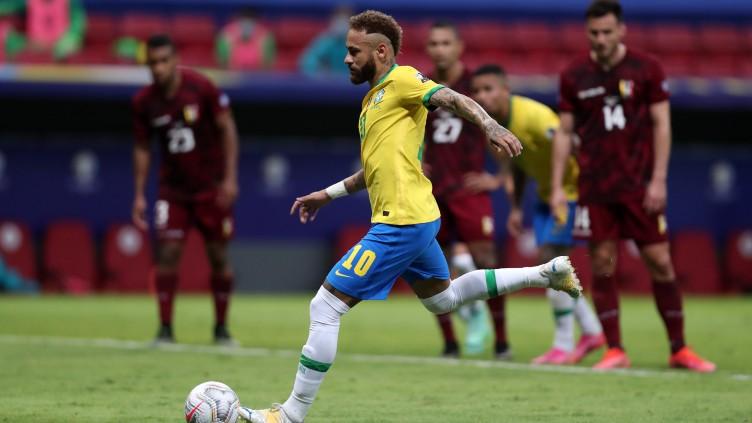 Neymar tengah mengeksekusi tendangan penalti dalam laga pembuka Copa America 2021 antara Brasil vs Venezuela, Senin (14/06/21).