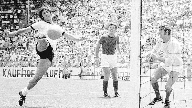 Striker legendaris Jerman, Gerd Muller, mencetak gol kemenangan dalam pertandingan perempat final Piala Dunia kontra Inggris, 14 Juni 1970. Copyright: DFB