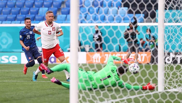 Proses gol bunuh diri Wojciech Szczesny di laga Polandia vs Slovakia.