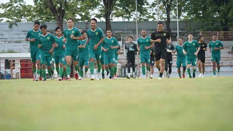 Pemain Persebaya berlatih di stadion gelora 10 November Surabaya.