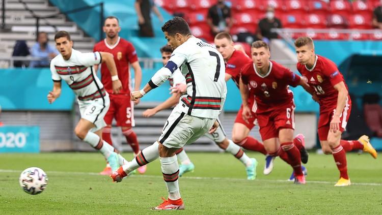 Cristiano Ronaldo berhasil mengeksekusi penalti di laga Hungaria vs Portugal. - INDOSPORT