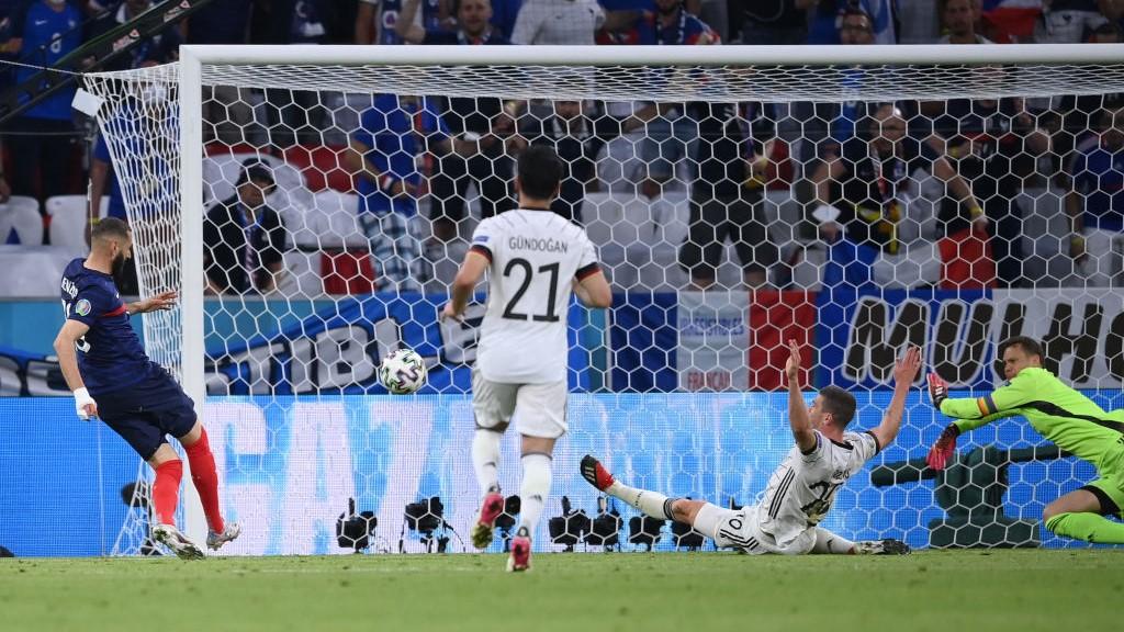 Bomber Prancis, Karim Benzema (kiri), mencetak gol ke gawang Jerman yang belakangan dianulir setelah wasit melihat VAR.