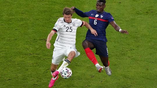 Thomas Muller (kiri) dan Paul Pogba berduel dalam laga penyisihan Grup F Euro 2020 antara Prancis vs Jerman, Rabu (16/6/21) dini hari WIB.