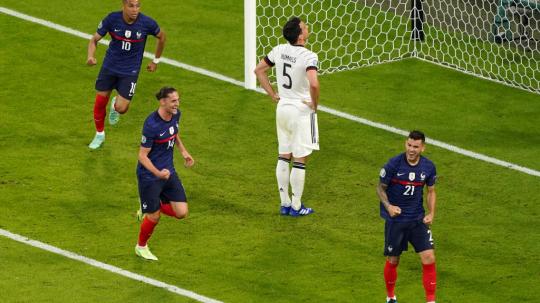 Para pemain Prancis merayakan gol bunuh diri yang dibuat oleh Mats Hummels pada laga Grup F antara Prancis vs Jerman, Rabu (16/6/21) dini hari WIB.