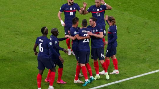 Para pemain Prancis merayakan gol ke gawang Jerman pada laga penyisihan Grup F Euro 2020, Rabu (16/6/21) dini hari WIB.