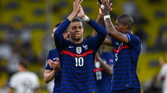 Kylian Mbappe dan Lucas Hernandez merayakan kemenangan Prancis atas Jerman pada laga penyisihan Grup F Euro 2020, Rabu (16/6/21) dini hari WIB.