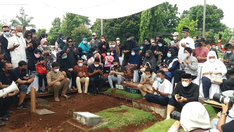 Pebulutangkis Markis Kido dikebumikan satu liang dengan almarhum sang ayah, Djumharbey Anwar, di TPU Kebon Nanas, Cipinang, Jakarta Timur, Selasa (15/6/21).