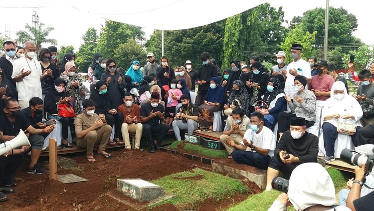 Pebulutangkis Markis Kido dikebumikan satu liang dengan almarhum sang ayah, Djumharbey Anwar, di TPU Kebon Nanas, Cipinang, Jakarta Timur, Selasa (15/6/21). - INDOSPORT