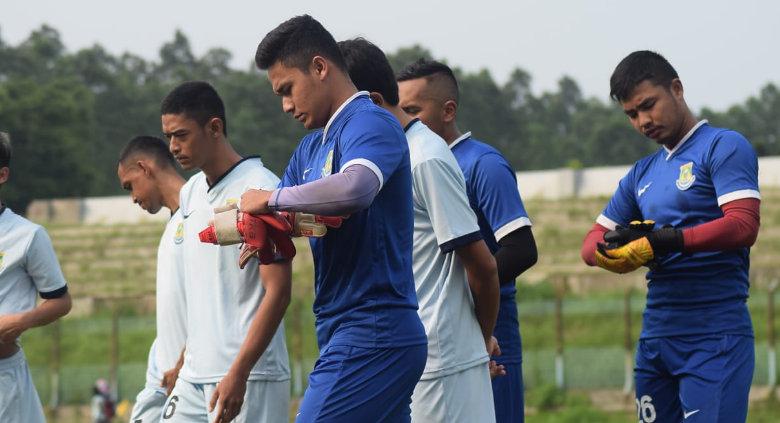 Para pemain Persikota saat menjalankan latihan di Stadion Benteng, Tangerang.