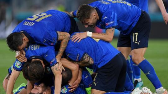 Manuel Locatelli merayakan gol kedua Italia ke gawang Swiss dalam lanjutan laga Euro 2020