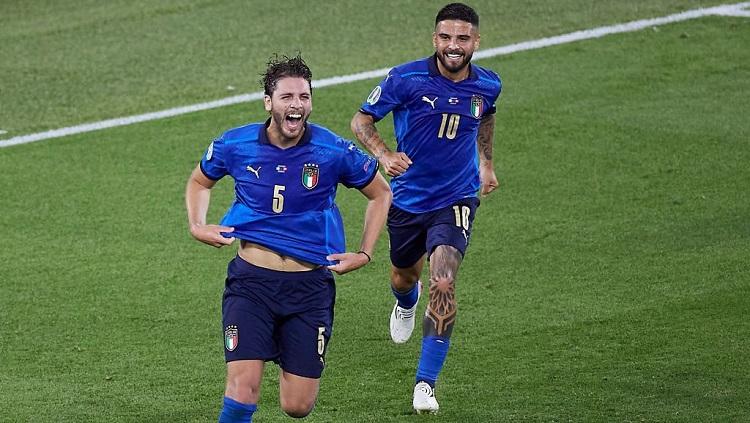 Manuel Locatelli merayakan gol di laga Italia vs Swiss pada penyisihan grup A Euro 2020. Copyright: Emmanuele Ciancaglini/Quality Sport Images/Getty Images)