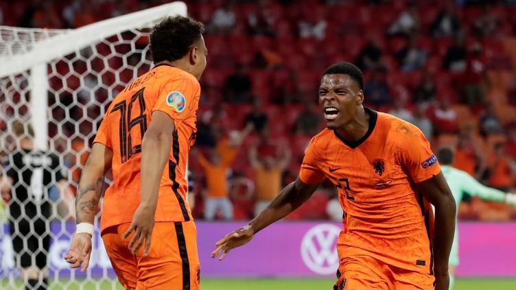 Denzel Dumfries merayakan gol Belanda atas Austria bersama Donyell Malen di Euro 2020