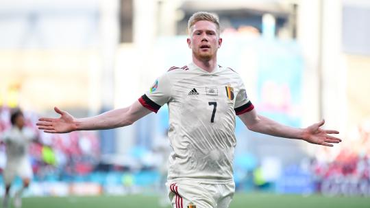 Kevin De Bruyne melakukan selebrasi usai mencetak gol ke gawang Denmark untuk Belgia pada laga Grup B Euro 2020, Jumat (17/06/21) dini hari WIB.