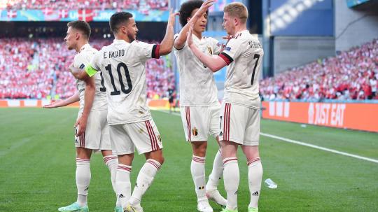 Kevin De Bruyne bersama dengan Eden Hazard dan Axel Witsel merayakan gol kedua yang dicetak Belgia ke gawang Denmark pada laga Grup B Euro 2020, Jumat (17/06/21) dini hari WIB.