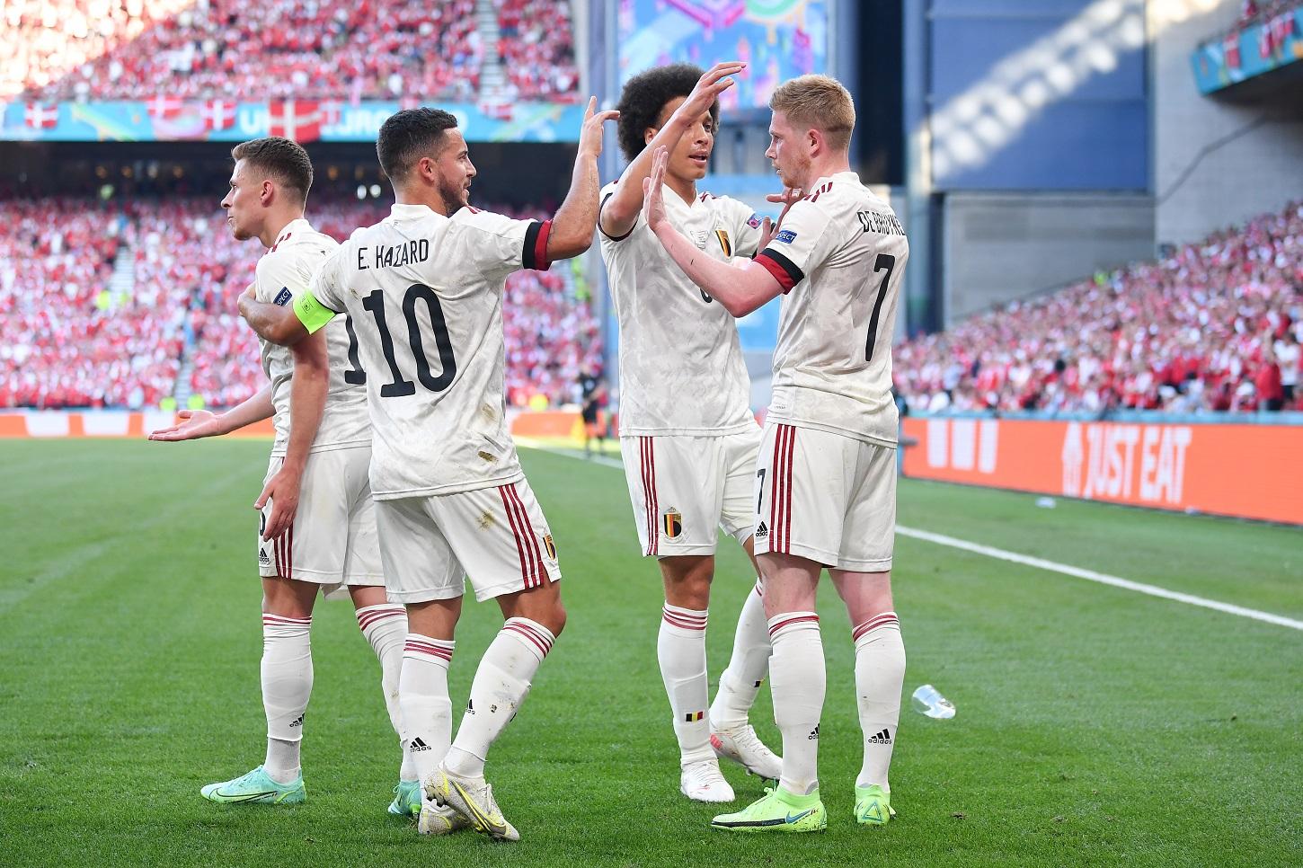 Kevin De Bruyne bersama dengan Eden Hazard dan Axel Witsel merayakan gol kedua yang dicetak Belgia ke gawang Denmark pada laga Grup B Euro 2020, Jumat (17/06/21) dini hari WIB. Copyright: Stuart Franklin/Getty Images