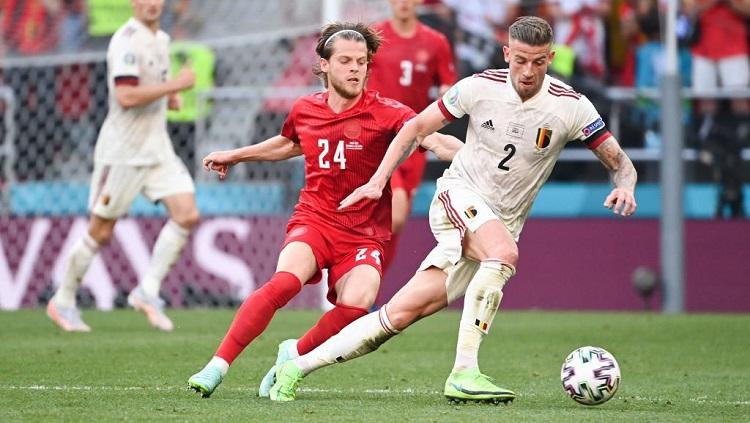 Toby Alderweireld dari Belgia membawa bola sambil dibayangi oleh pemain Denmark, Mathias Jensen, pada laga Grup B Euro 2020, Jumat (17/06/21) dini hari WIB.