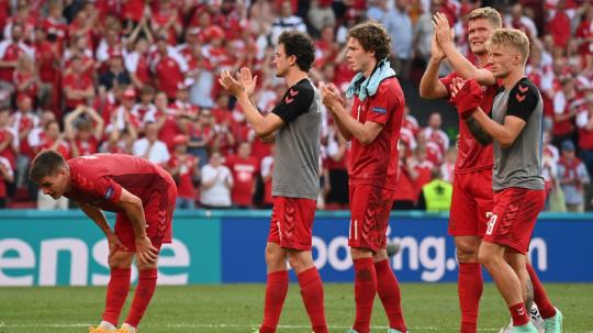 Para pemain Denmark memberikan aplaus kepada suporter yang hadir di Parken Stadium, Kopenhagen, pada laga Grup B Euro 2020 menghadapi Belgia, Jumat (17/06/21) dini hari WIB.