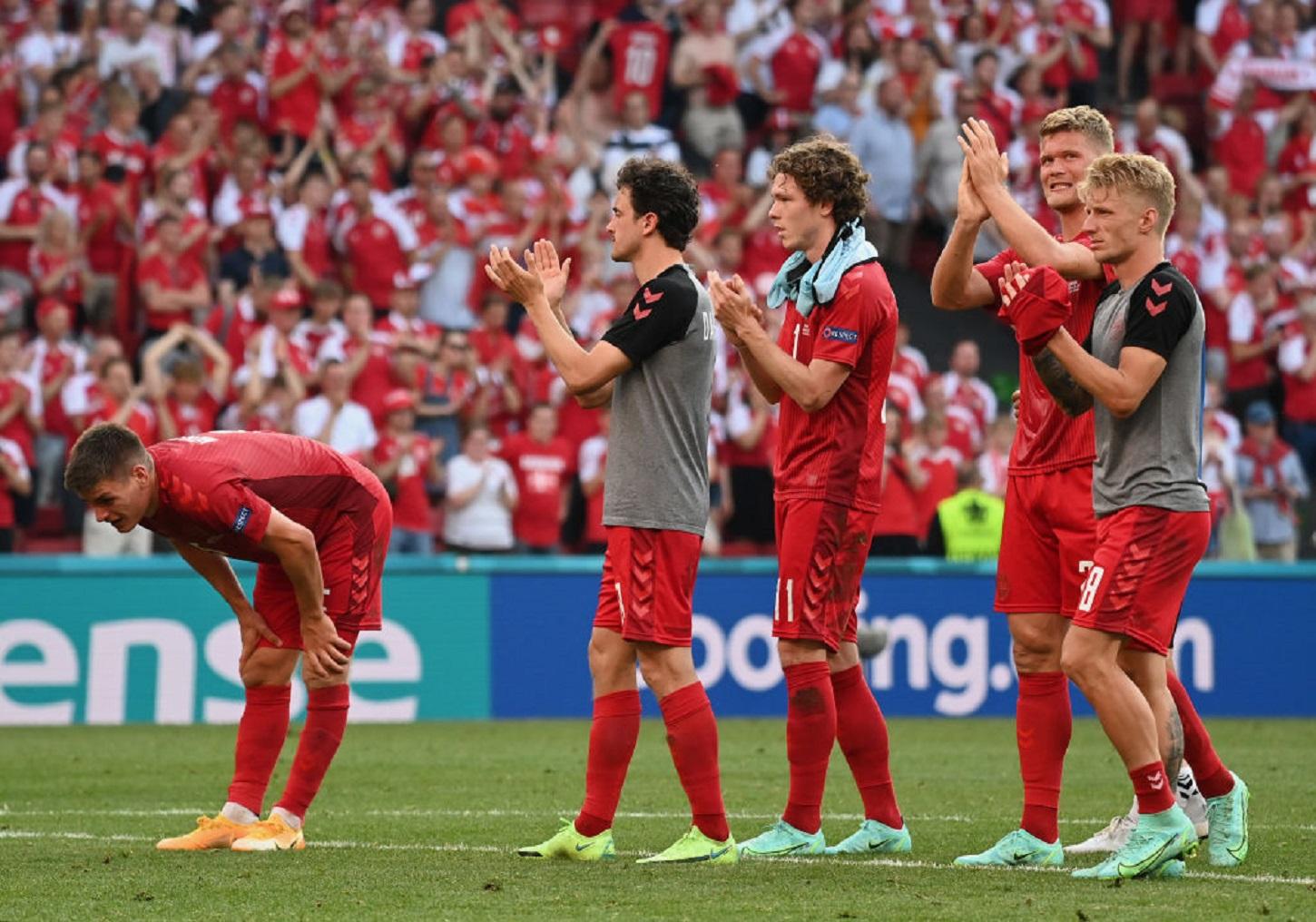 Para pemain Denmark membelikan aplaus kepada suporter yang hadir di Parken Stadium, Kopenhagen, pada laga Grup B Euro 2020 menghadapi Belgia, Jumat (17/06/21) dini hari WIB. Copyright: Jonathan Nackstrand - Pool/Getty Images