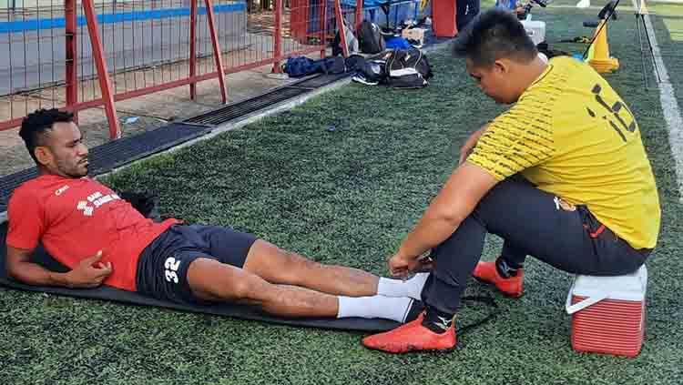 Gelandang Sriwijaya FC, Ronaldo Meosido, saat menjalani perawatan pada bagian engkel.
