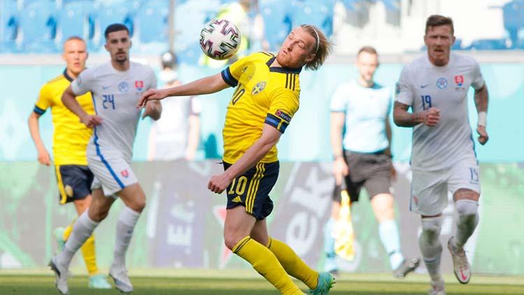 Aksi Emil Forsberg di laga Grup E Euro 2020 Swedia vs Slovakia.