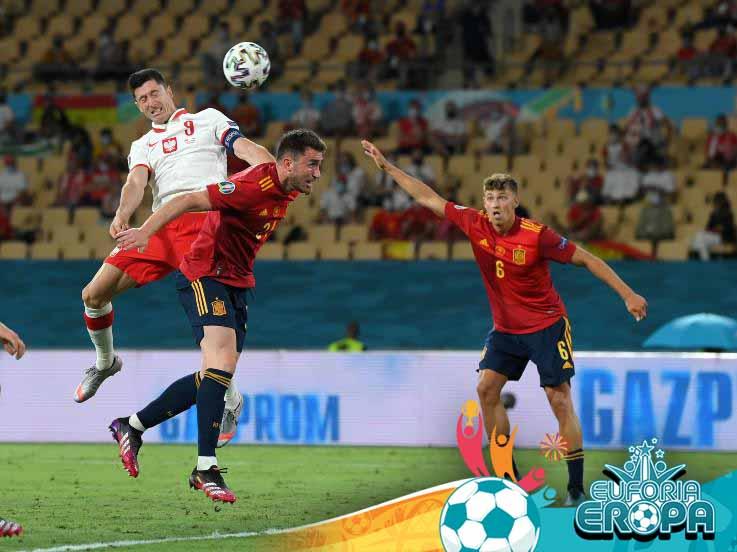 Duel Robert Lewandowski dengan Aymeric Laporte di laga Euro 2020 Spanyol vs Polandia. Copyright: David Ramos/Getty Images