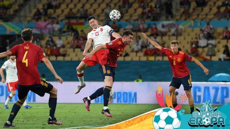 Duel Robert Lewandowski dengan Aymeric Laporte di laga Euro 2020 Spanyol vs Polandia. Copyright: David Ramos/Getty Images
