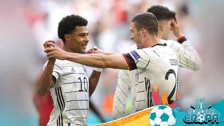 Pemain Jerman, Robin Gosens merayakan dengan Serge Gnabry usai mencetak gol pada pertandingan Grup F, UEFA Euro 2020, Minggu (20/06/21) dini hari WIB.