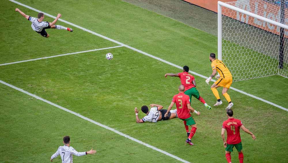 Aksi tendangan Robin Gosens mencetak gol offside pada pertandingan Grup F Kejuaraan UEFA Euro 2020, Minggu (20/06/21) dini hari WIB.