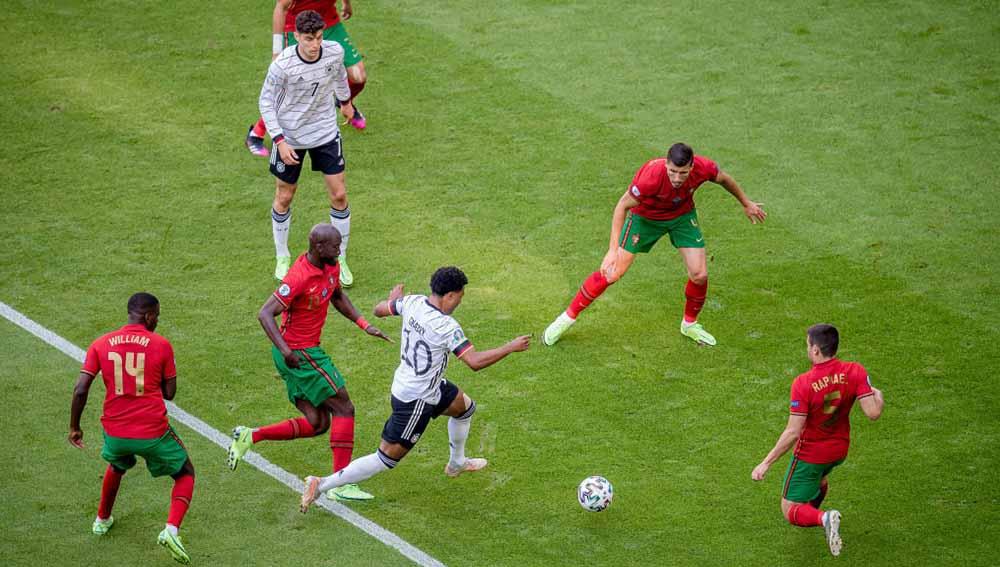 Aksi Serge Gnabry (tengah) dari Jerman melewati para pemain Portugal, Minggu (20/06/21) dini hari WIB.