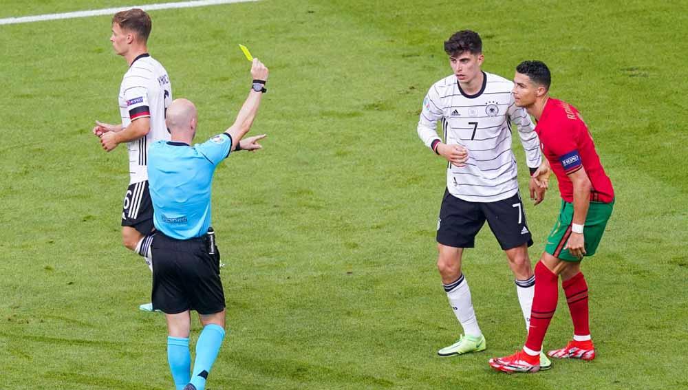 Kai Havertz (Jerman) mendapat kartu kuning oleh wasit Anthony Taylor setelah melakukan pelanggaran pada Cristiano Ronaldo, Minggu (20/06/21) dini hari WIB.