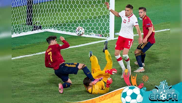 Duel pemain Spanyol, Alvaro Morata dengan Wojciech Szczesny dari Polandia pertandingan Grup E, UEFA Euro 2020 antara Spanyol dan Polandia.
