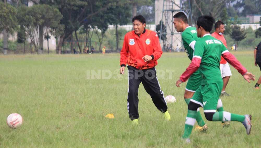 Pelatih PSKC Cimahi, Robby Darwis, saat memimpin latihan di Lapangan Brigif, Kota Cimahi.