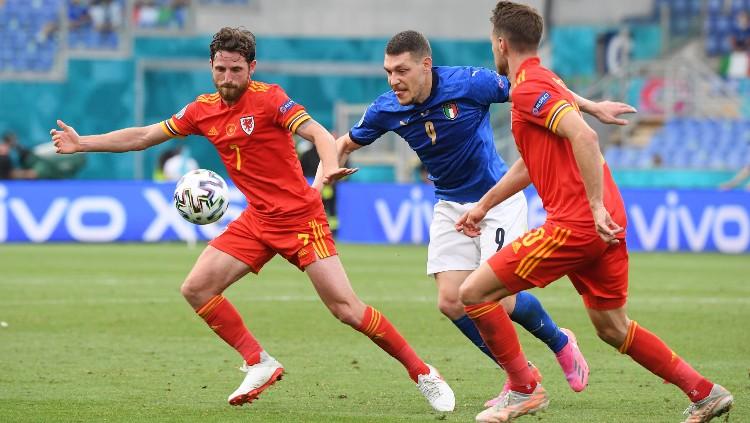 Andrea Belotti berduel dengan Joe Allen di laga Italia vs Wales.