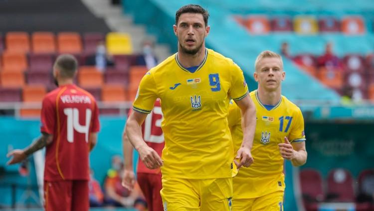 Penyerang Ukraina, Roman Yaremchuk (kiri).