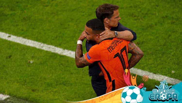 Memphis Depay dan Frank de Boer di laga Euro 2020 Timnas Belanda kontra Austria. - INDOSPORT