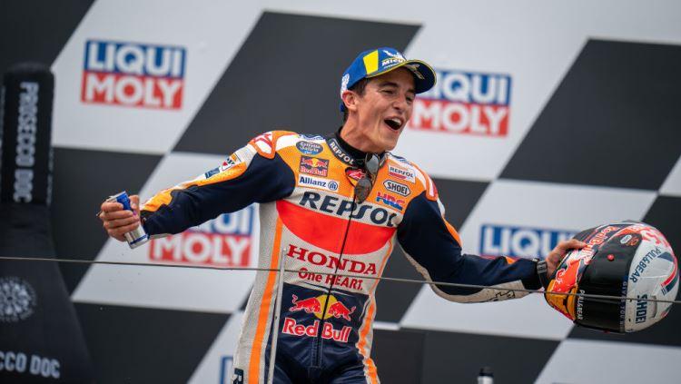 Bos Repsol Honda, Alberto Puig, membela dan mengapresiasi perjuangan Marc Marquez, meski terkesan melempem di MotoGP 2021. - INDOSPORT