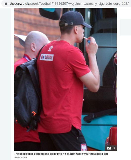 Kiper Juventus, Wojciech Szczesny Merokok Copyright: The Sun
