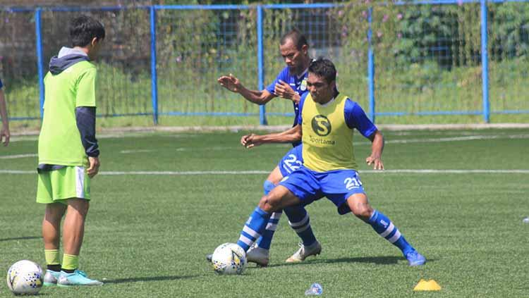 Supardi Nasir dan Frets Butuan berebut bola, saat latihan Persib Bandung beberapa waktu lalu.