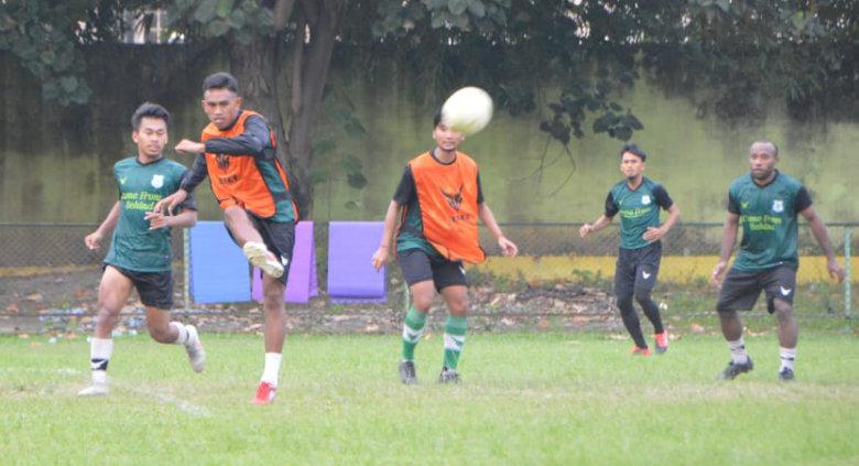 Skuat PSMS Medan saat berlatih di Stadion Mini Kebun Bunga, Medan, Senin (21/06/21) sore.