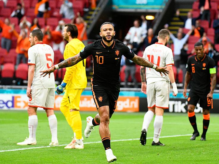 Selebrasi Memphis Depay di laga Makedonia Utara vs Belanda di Euro 2020. Copyright: Piroshka van de Wouw/Getty Images