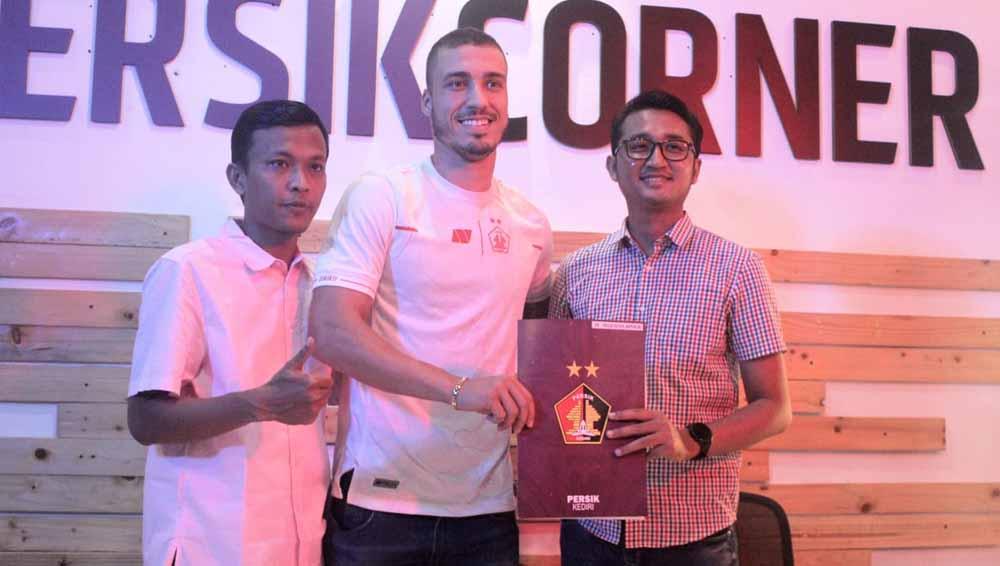 Manajer Persik, Syarif Hidayatullah (kanan) memperkenalkan bek Brasil, Arthur Felix.