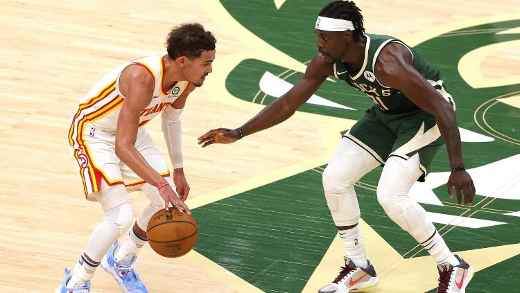 Trae Young (Hawks) dijaga oleh Jrue Holiday (Bucks) di game pertama Final Wilayah Timur NBA (24/06/21).