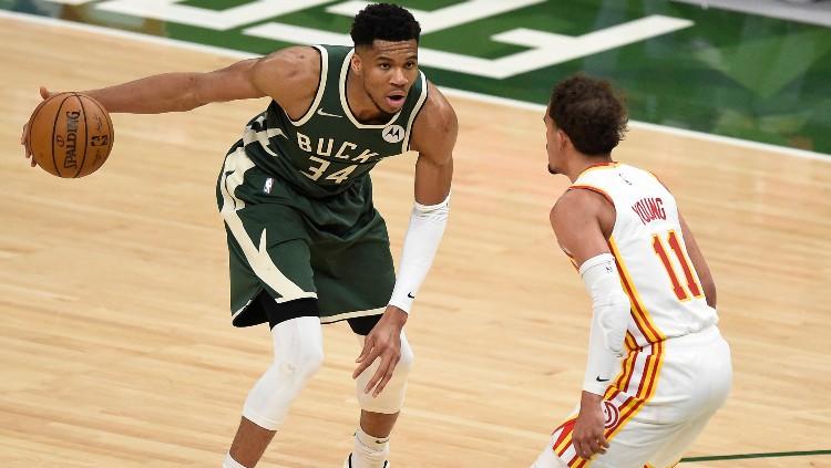 Trae Young (Hawks) menjaga Giannis Antetokounmpo (Bucks) di game pertama Final Wilayah Timur NBA (24/06/21).