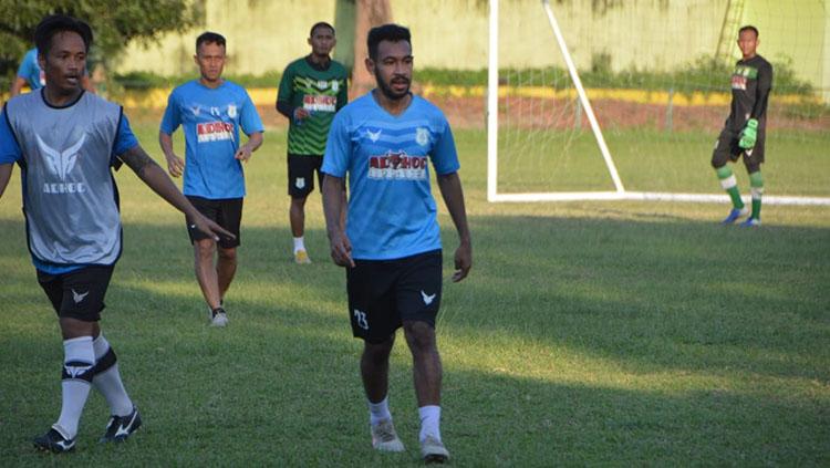 Calon pemain baru PSMS, Julius Josel, saat berlatih di Stadion Mini Kebun Bunga, Medan, Kamis (24/6/21) sore. - INDOSPORT
